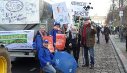 FairBio mit Karin Arzt-Steinbrink und Josef Jacobi, Upländer Bauernmolkerei auf der WHES Demo Berlin