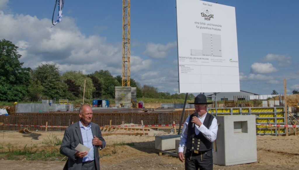 bauckhof-neubau-grundsteinlegung-fairbio-blog-strukturiert-in-umweltschutz-investieren