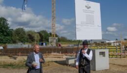 bauckhof-neubau-grundsteinlegung-fairbio-blog-strukturiert-in-umweltschutz-investieren